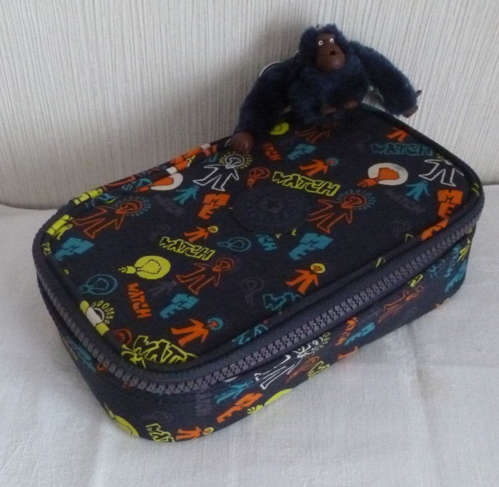 Kipling grand plumier rectangulaire 50 pens + singe, Divers, Fournitures scolaires, Enlèvement ou Envoi, Utilisé