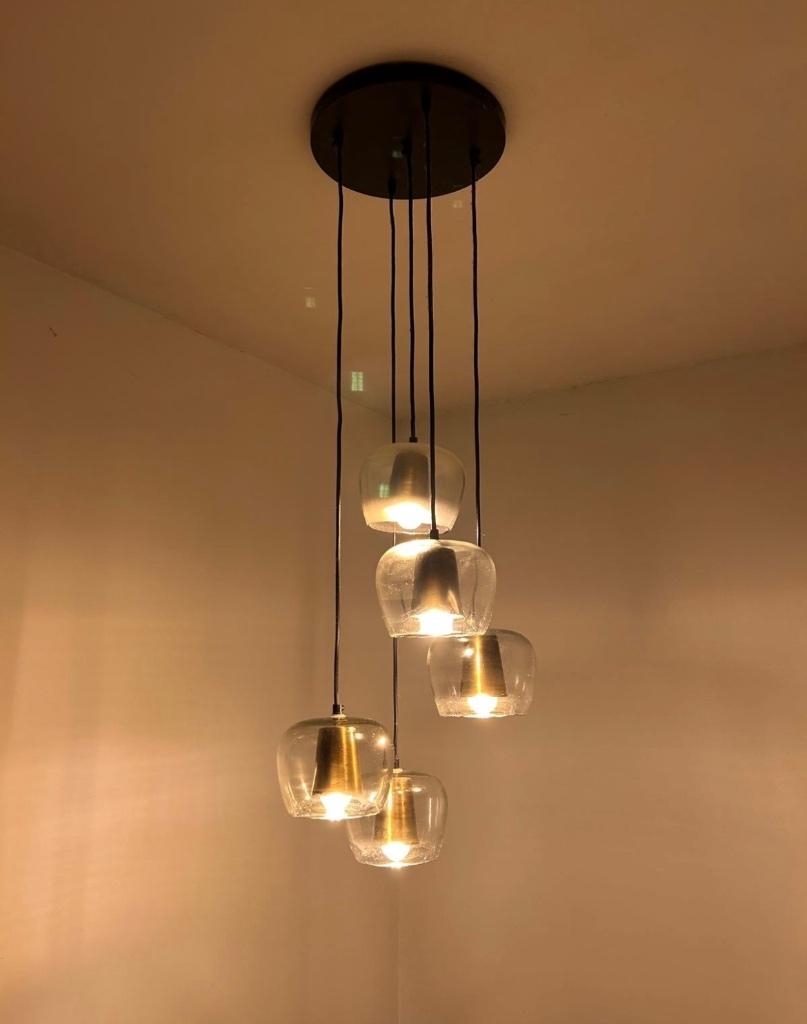Suspension 5 abat-jours en verre et en métal doré mat, Maison & Meubles, Lampes | Suspensions, 75 cm ou plus, Comme neuf, Verre