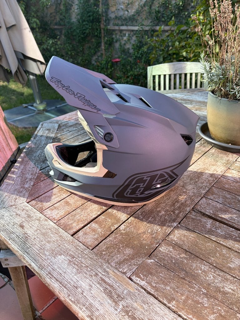 Troy lee designs d4 (nieuw), Fietsen en Brommers, Fietsaccessoires | Fietshelmen, Ophalen of Verzenden, Nieuw, M, Heer of Dame
