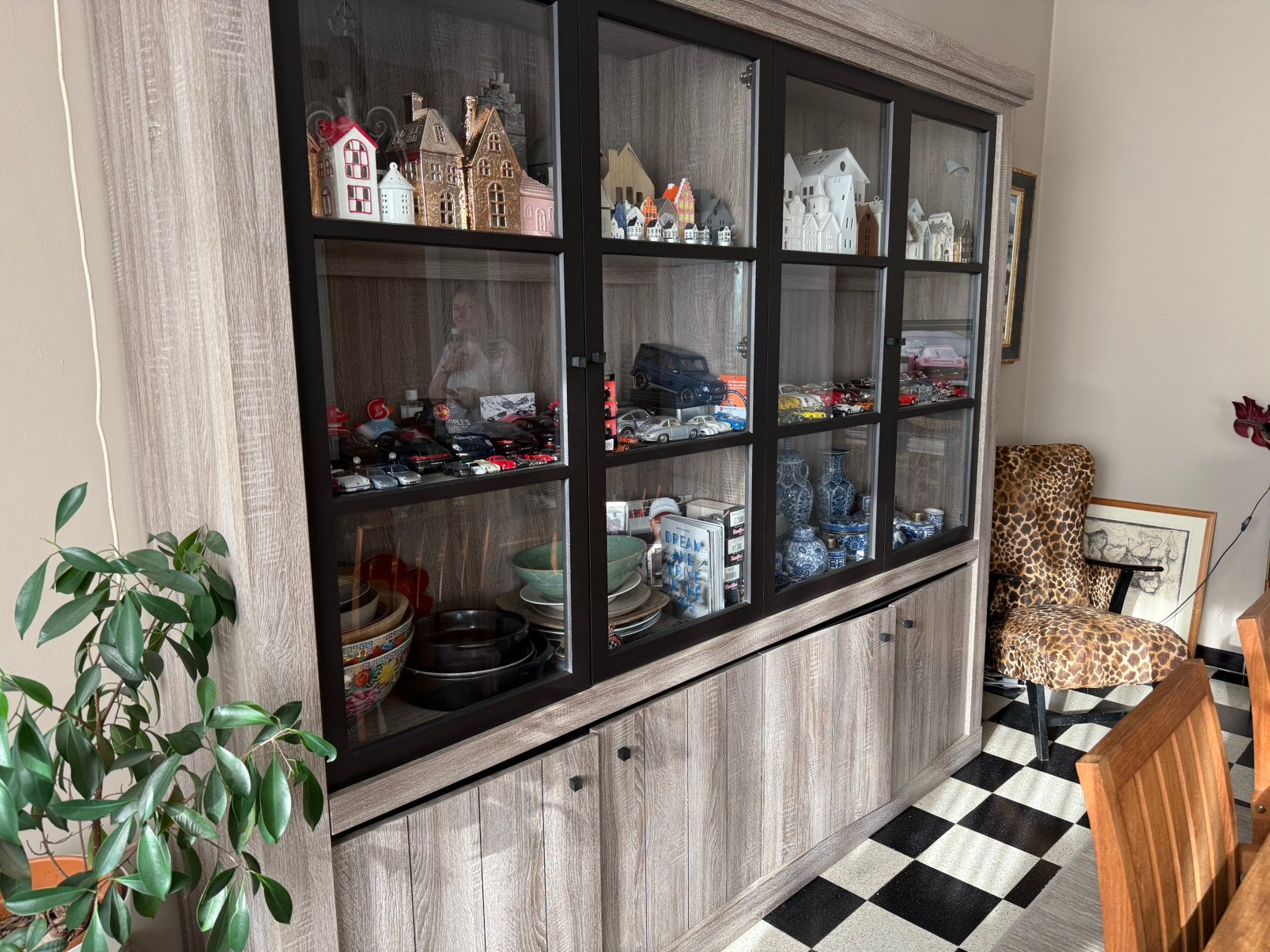 Vitrinekast met zwarte metalen deurtje en verlichting, Huis en Inrichting, Ophalen, Zo goed als nieuw