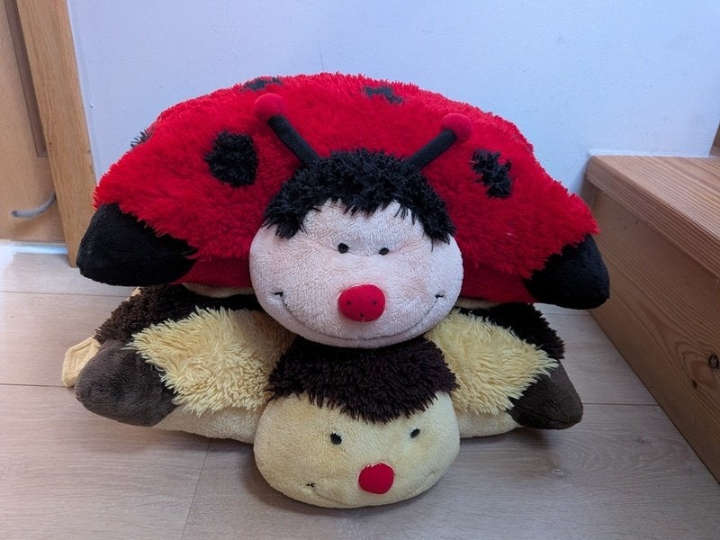 peluche / coussin chambre fille - coccinelle et l'abeille, Enlèvement, Utilisé