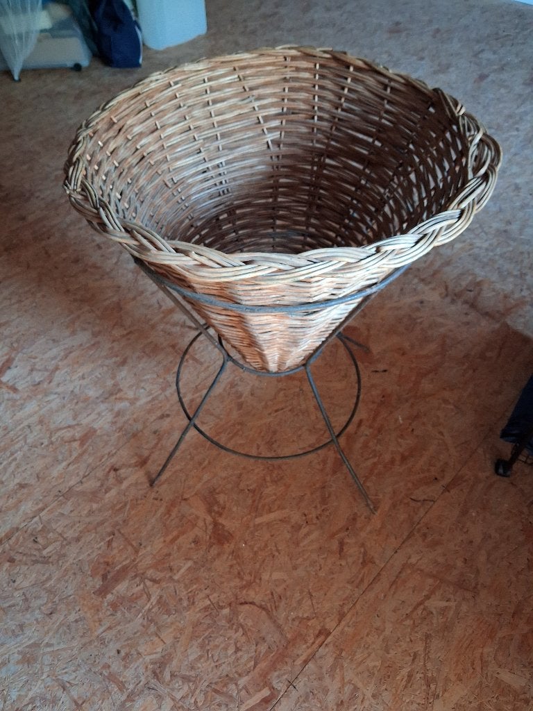 Standaard met mand voor hout of bloemen, Huis en Inrichting, Ophalen, Gebruikt, Mand, Rond