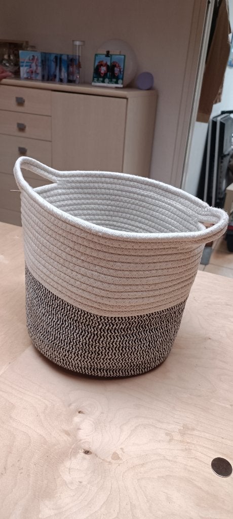 Panier déco tressé 5e, Maison & Meubles, Enlèvement ou Envoi, Comme neuf, Panier, Tressé
