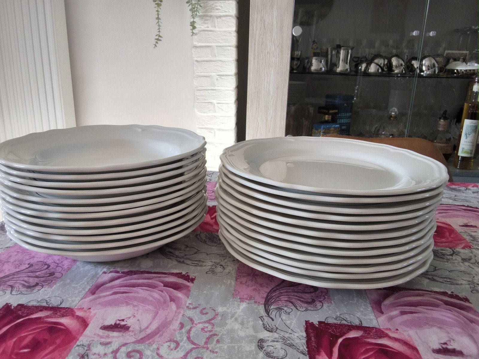 Assiettes blanches plates et creuses ikea., Enlèvement, IKEA