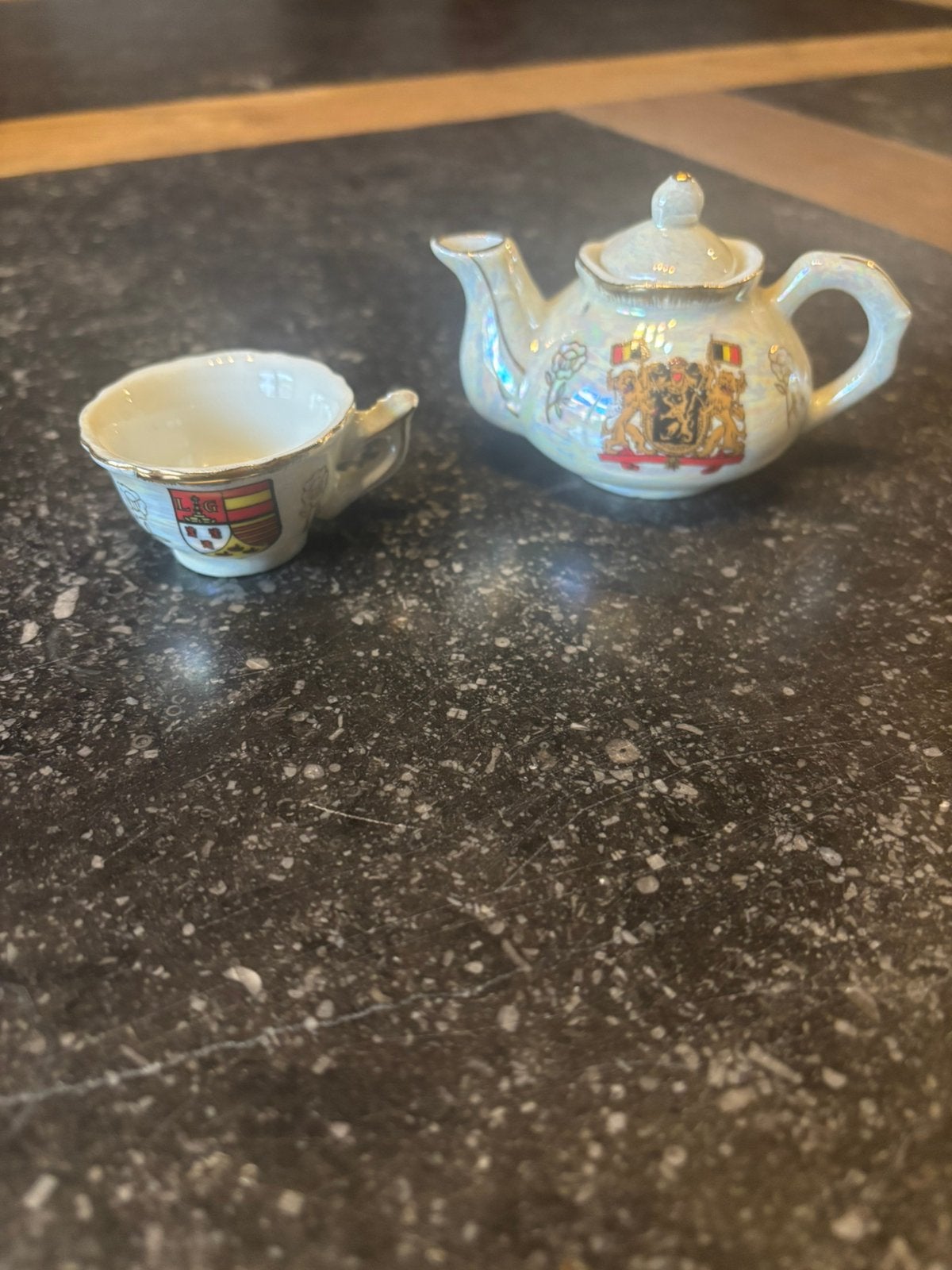 Miniatuur porseleinen theepot en beker, Ophalen of Verzenden