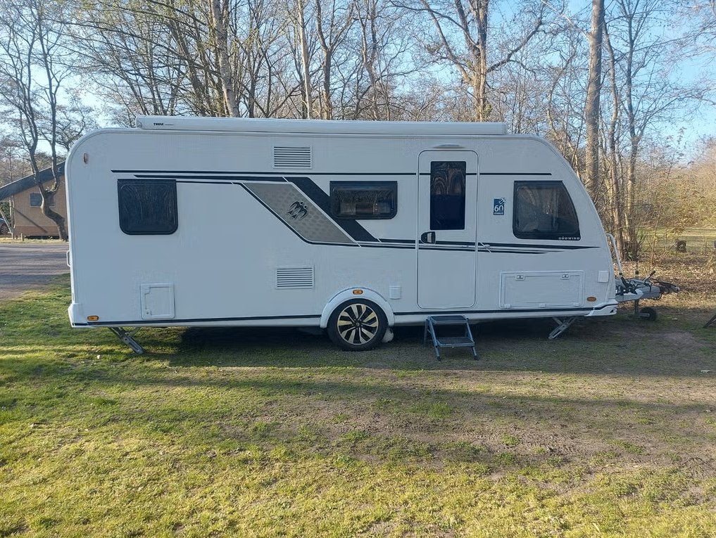 Knaus Südwind 580 QS "60 Years" (2022) | Absolute nieuwstaat, Caravans en Kamperen, Vast bed, 7 tot 8 meter, Treinzit, Particulier