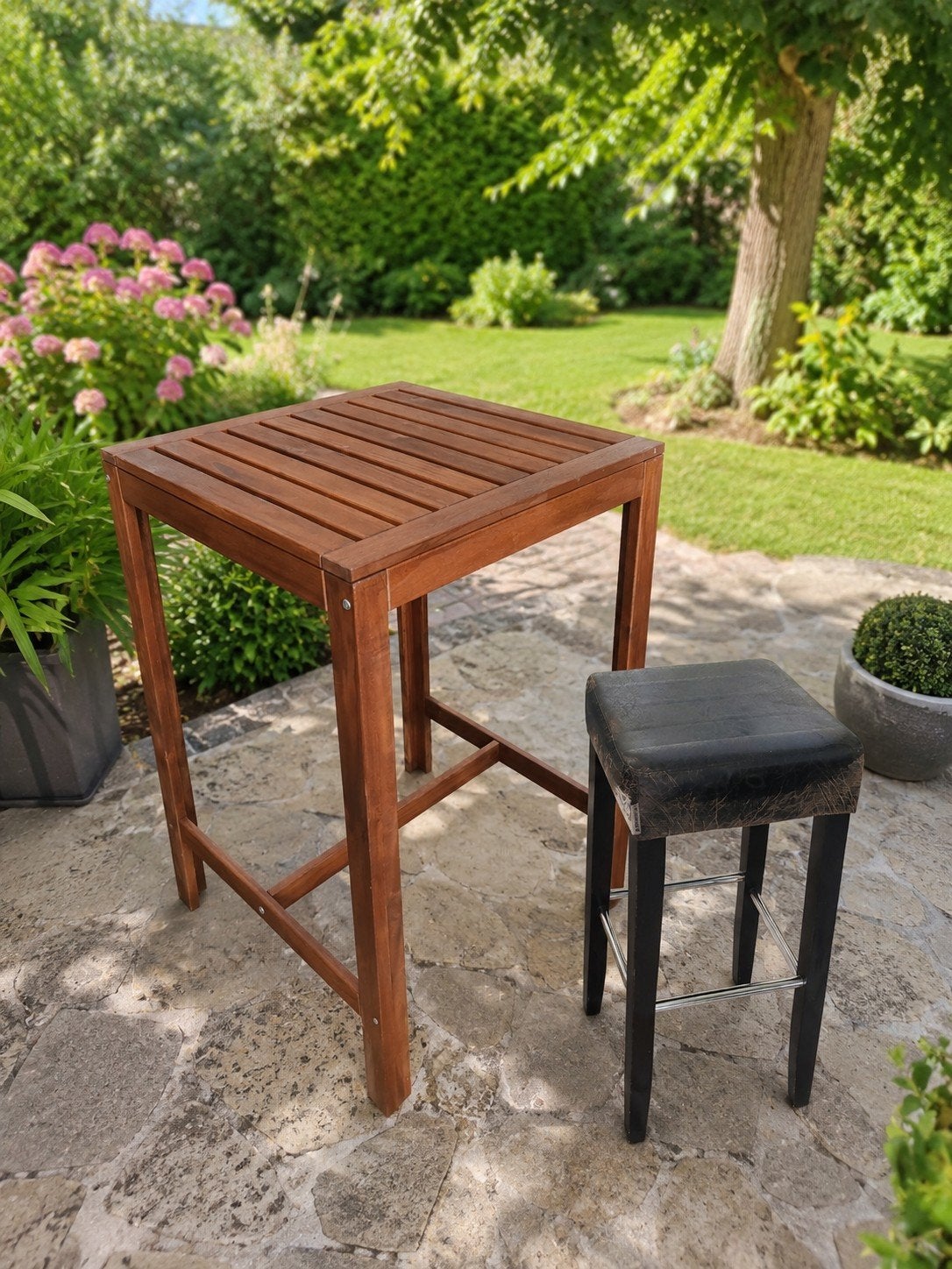 Table bar haute + 2 tabourets en cuir
