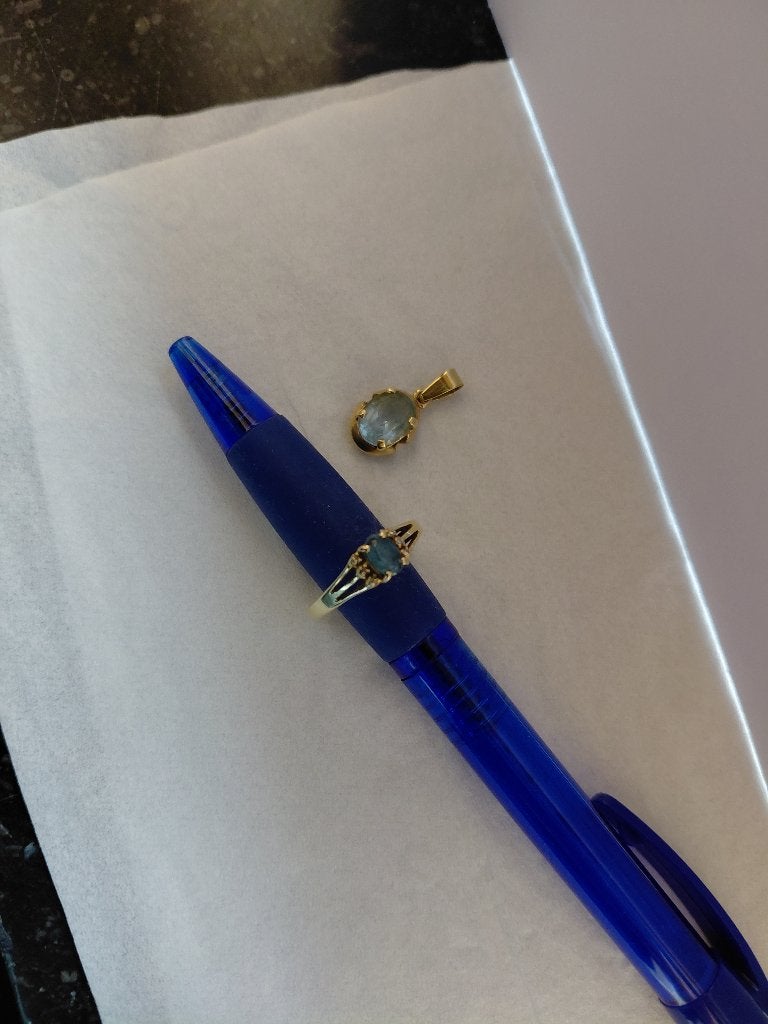 Gouden ring en hanger, Handtassen en Accessoires, Ophalen, Zo goed als nieuw, Met edelsteen, Dame
