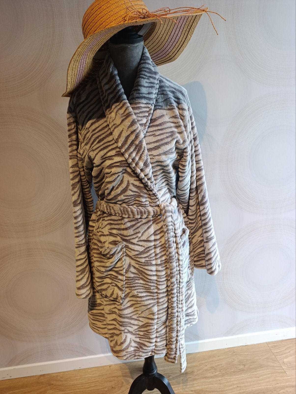 Warme badjas in tijgerprint S als nieuw, Kleding | Dames, Homewear, Ophalen of Verzenden, Zo goed als nieuw, Maat 36 (S), Meerkleurig