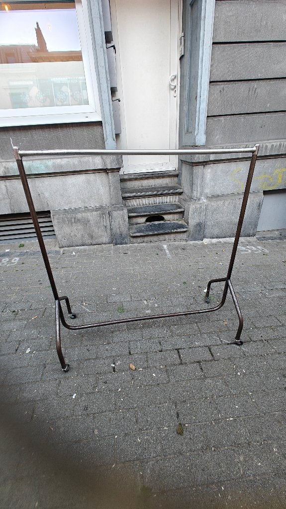 zeer stevige ijzeren kledingdriehoek, Ophalen, Met wielen, Gebruikt