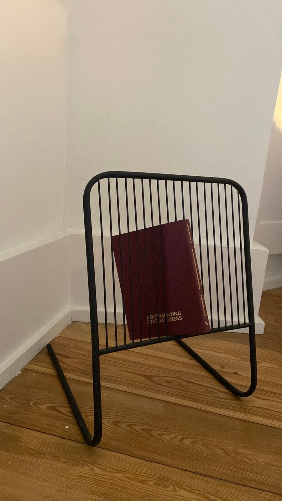 Porte-revues / Magazinestand en métal noir – Design élégan, Métal, Porte-revues, Comme neuf, Enlèvement