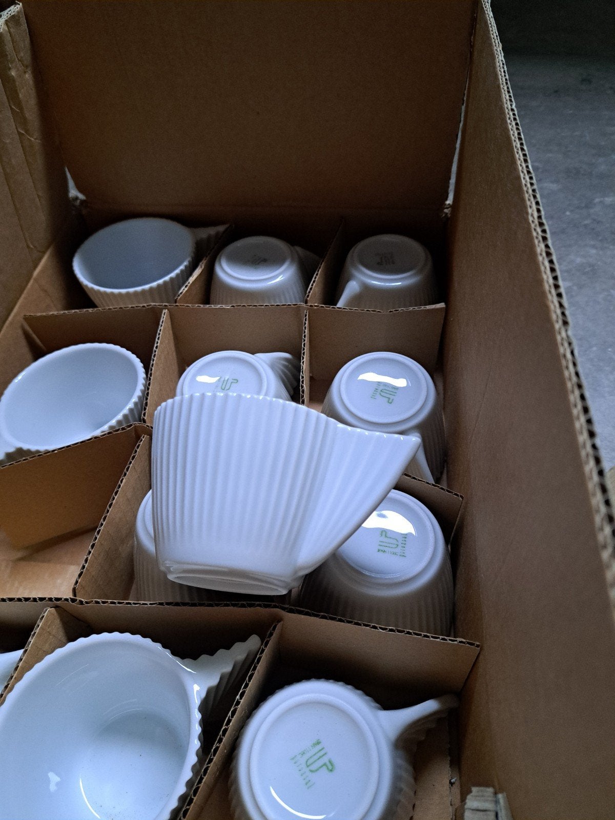 12 nieuwe porseleinen kopjes en schoteltjes porvasal, Ophalen of Verzenden