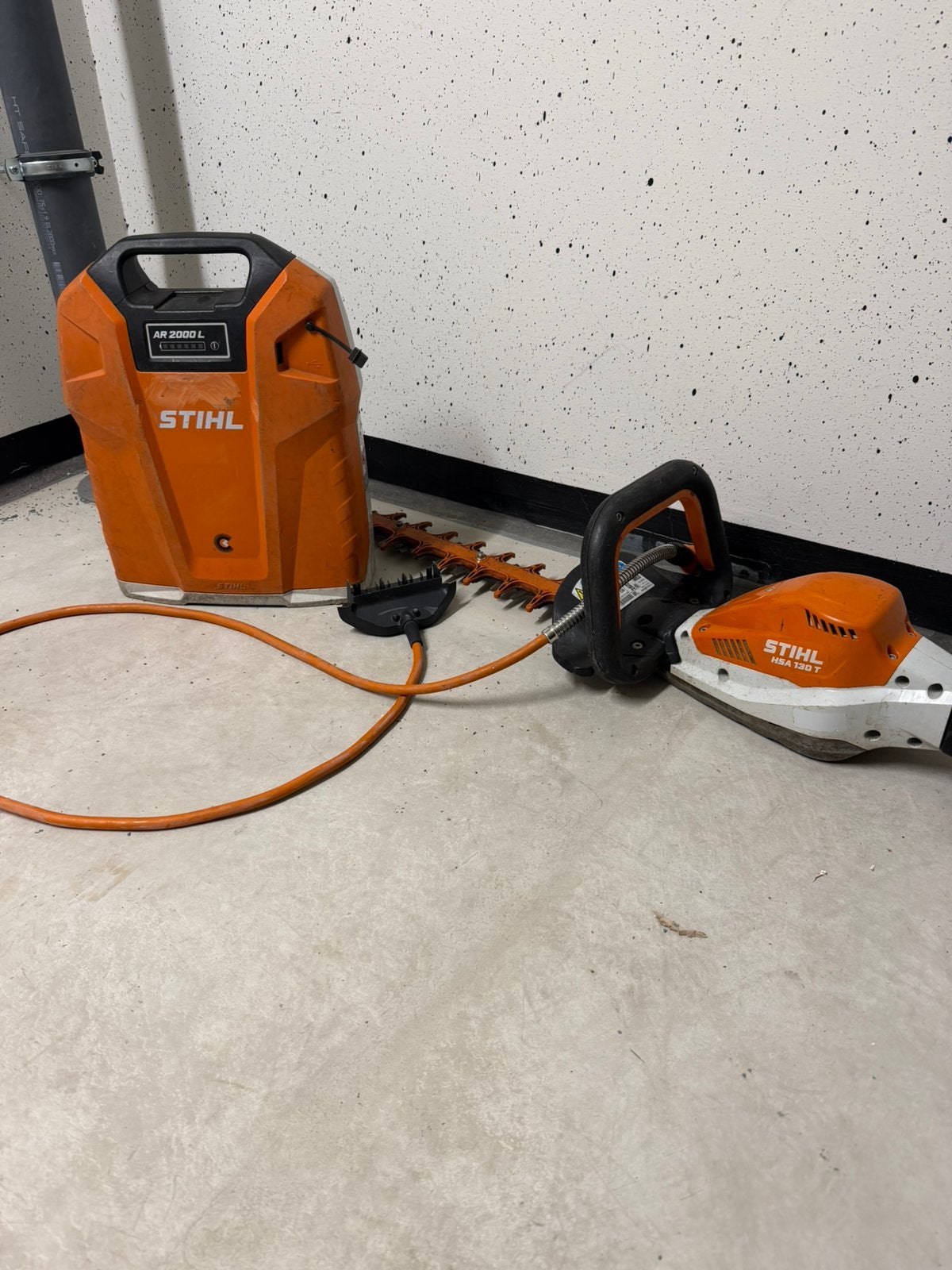 Stihl HSA130R heggenschaar met AR2000L, Enlèvement ou Envoi, Comme neuf, Batterie