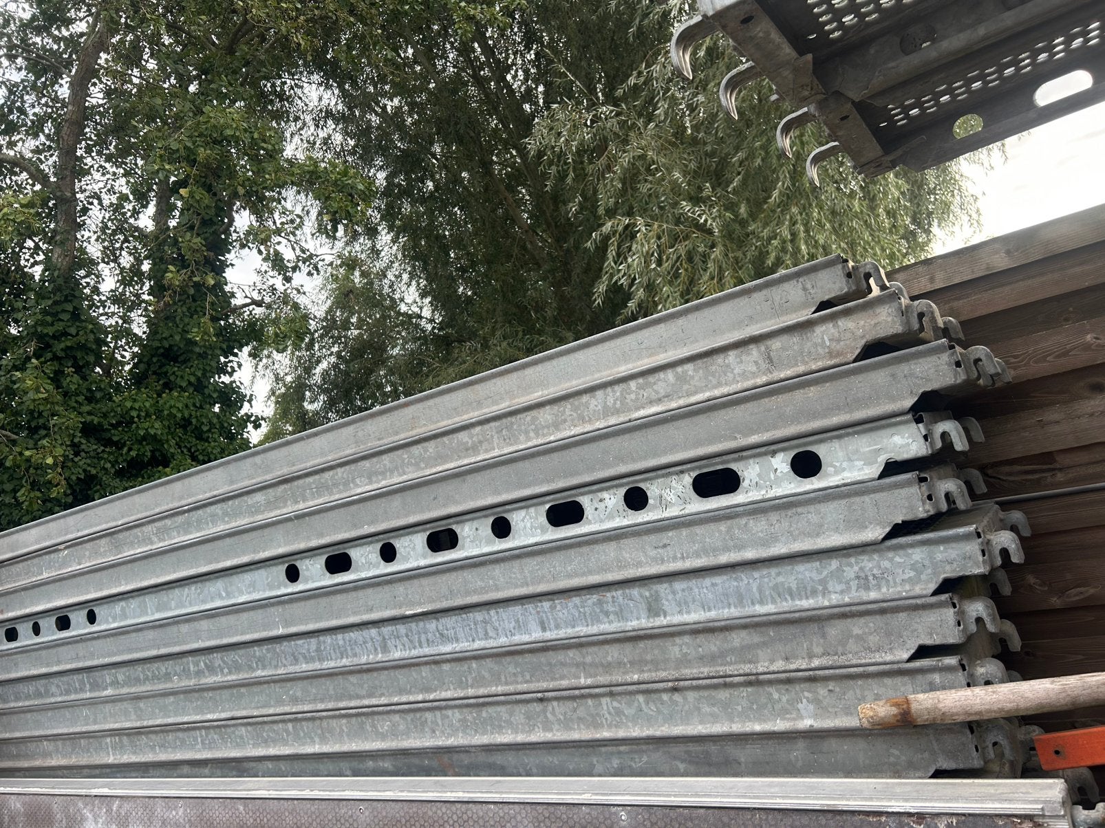 Layher metalen steigerplaten van 3 m lengte u-oplegging, Doe-het-zelf en Bouw, Ophalen, Gebruikt