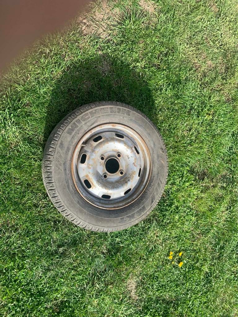 Roue de 13 pouces . Pneu à changer