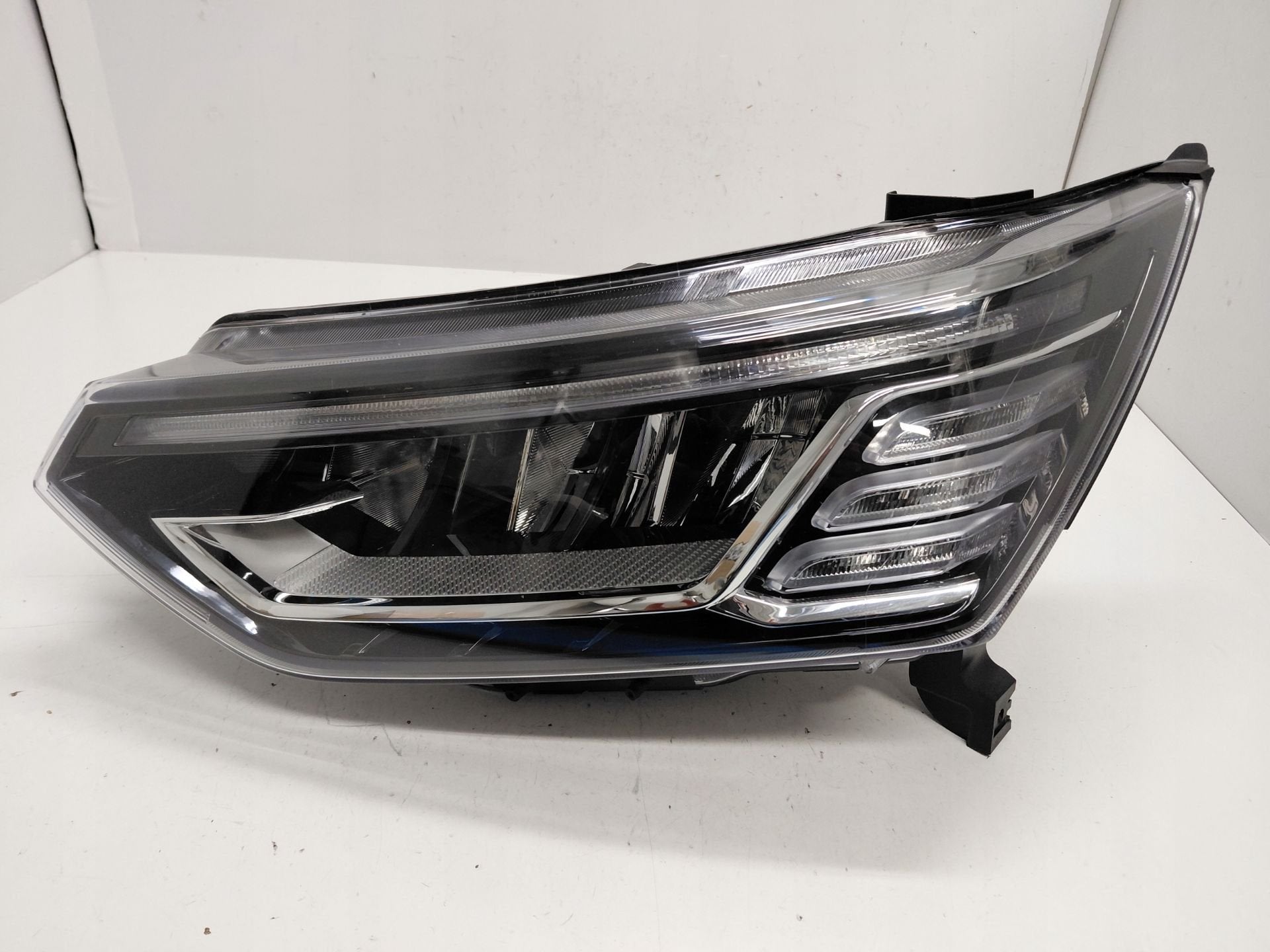 SsangYong Korando C300 Koplamp Links 8310137201, Gebruikt, Info@kg-mobility.com, KG Mobility Corporation, Ssangyong