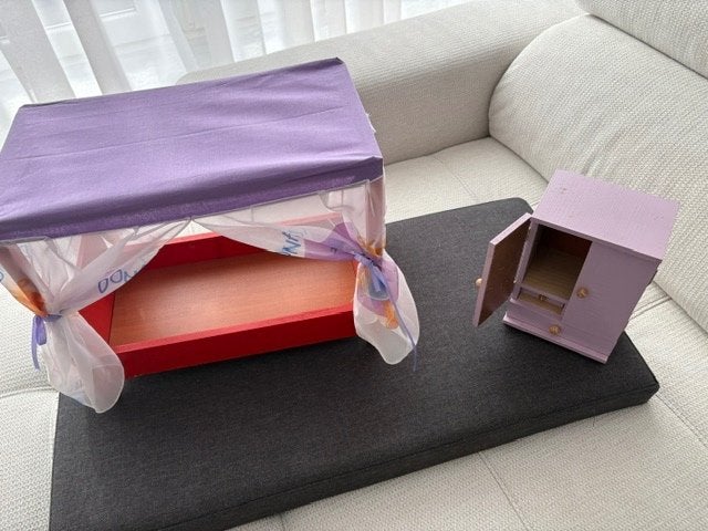 Barby bed en kleerkastje, Ophalen, Zo goed als nieuw, Accessoires