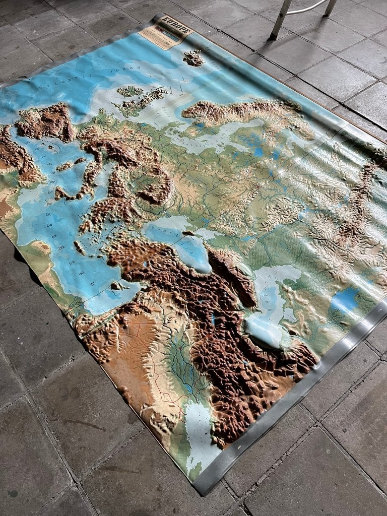 Carte en relief de l'Europe en caoutchouc/plastique, Antiquités & Art, Antiquités | Cartes scolaires, Géographie, Enlèvement ou Envoi