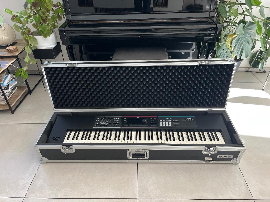 ROLAND JUNO-DS88 + FLIGHT CASE, 88 touches, Avec valise ou flightcase, Roland, Comme neuf