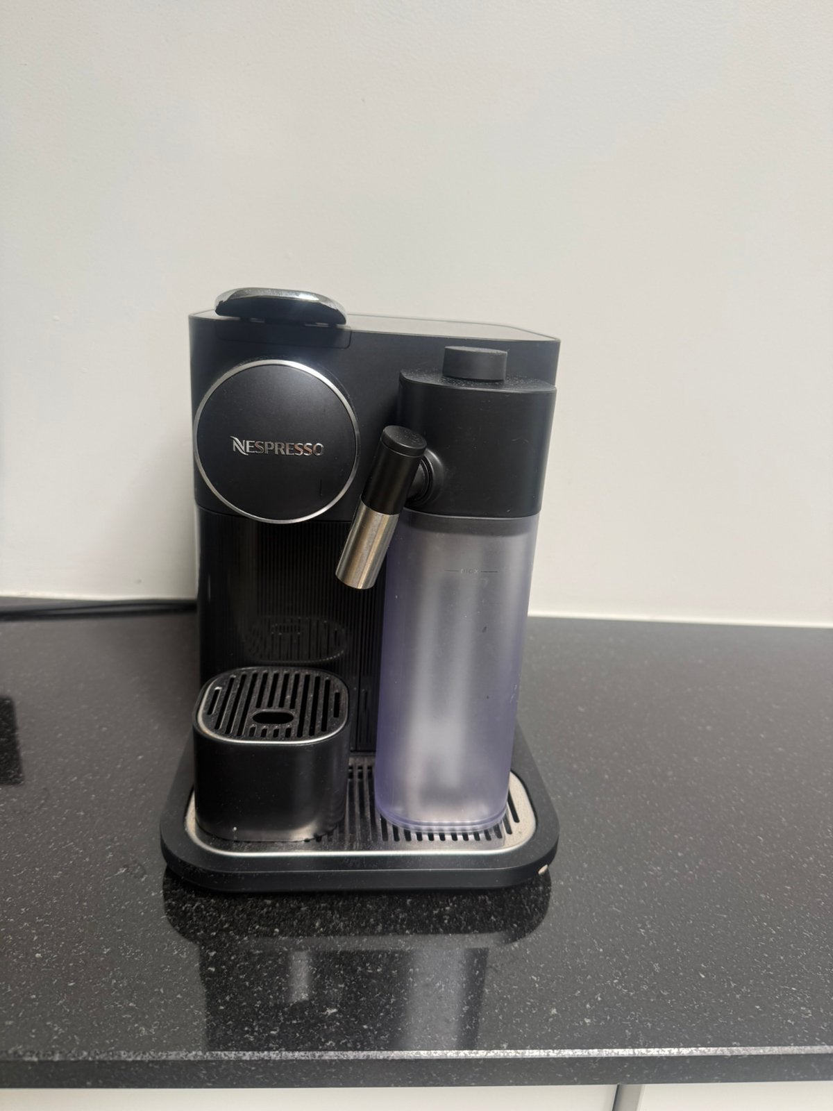 Nespresso Gran Lattissima De’Longhi – Zo goed als nieuw, Enlèvement, Comme neuf, Réservoir d'eau amovible