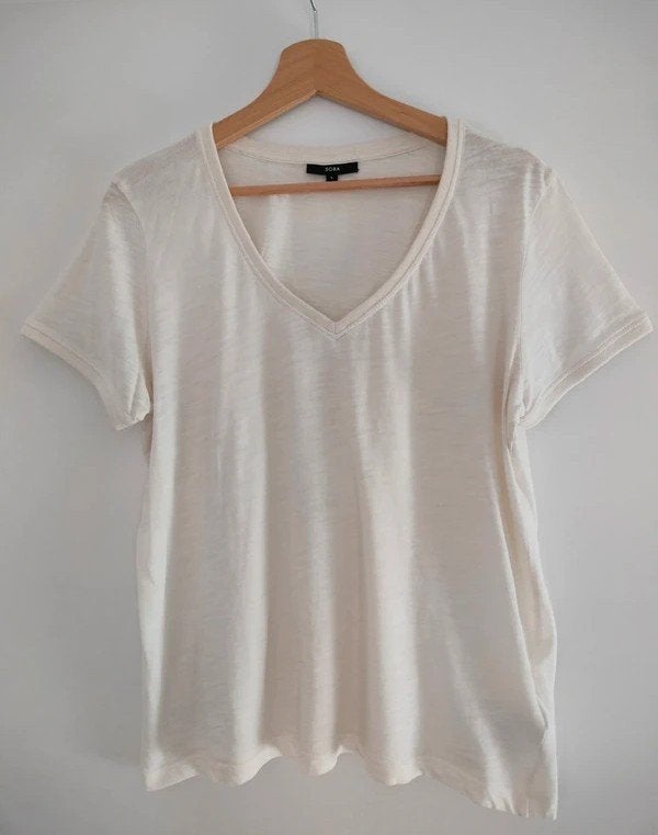 Mooie T-shirt met V-hals. Sora. Large/Medium. Ecru, Vêtements | Femmes, T-shirts, Taille 42/44 (L), Manches courtes, Enlèvement ou Envoi