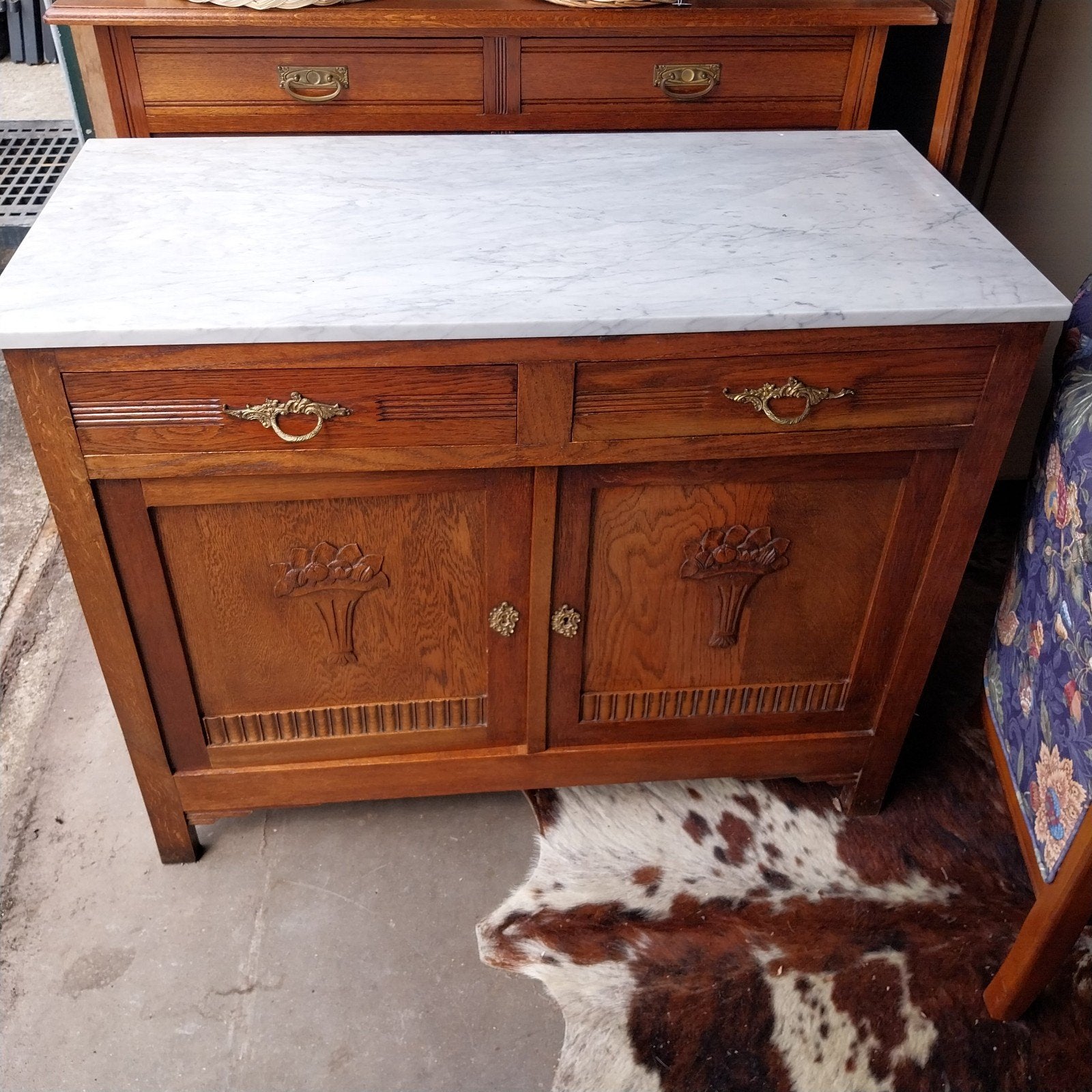 Antiek eiken buffetkast met wit marmeren blad, Huis en Inrichting, Kasten | Dressoirs, Ophalen, Gebruikt, ., Eikenhout