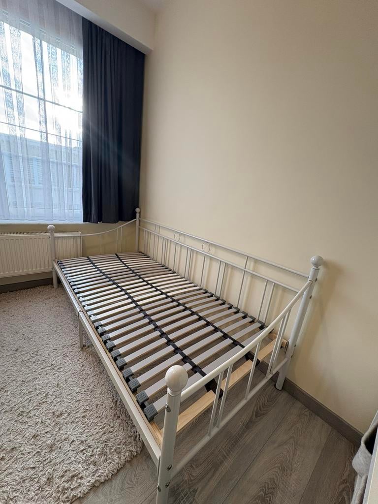 Stevig IKEA eenpersoonsbed 90x200 met lattenbodem, Huis en Inrichting, Slaapkamer | Bedden, Ophalen, Gebruikt