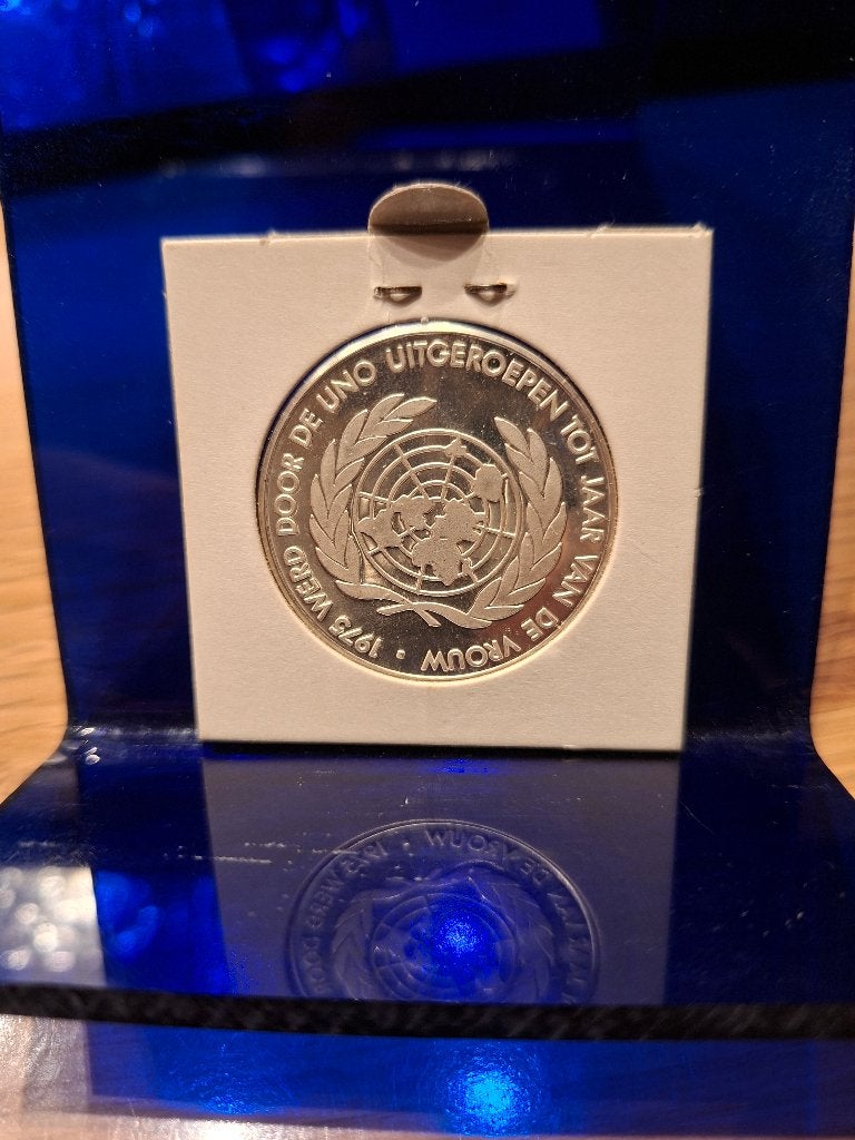 Zilveren penning .999 1975 – Int. Jaar van de Vrouw, Postzegels en Munten, Ophalen of Verzenden, Zilver, Losse munt, Zilver