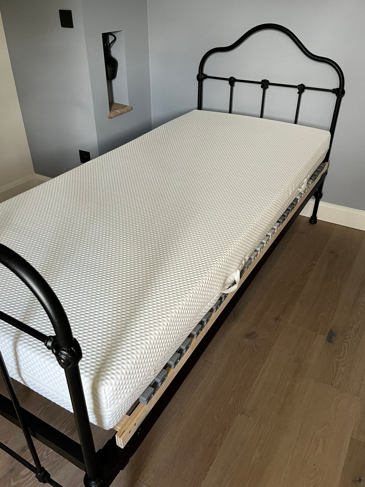 Cadre de lit en métal avec sommier à lattes et matelas, Enlèvement, Comme neuf