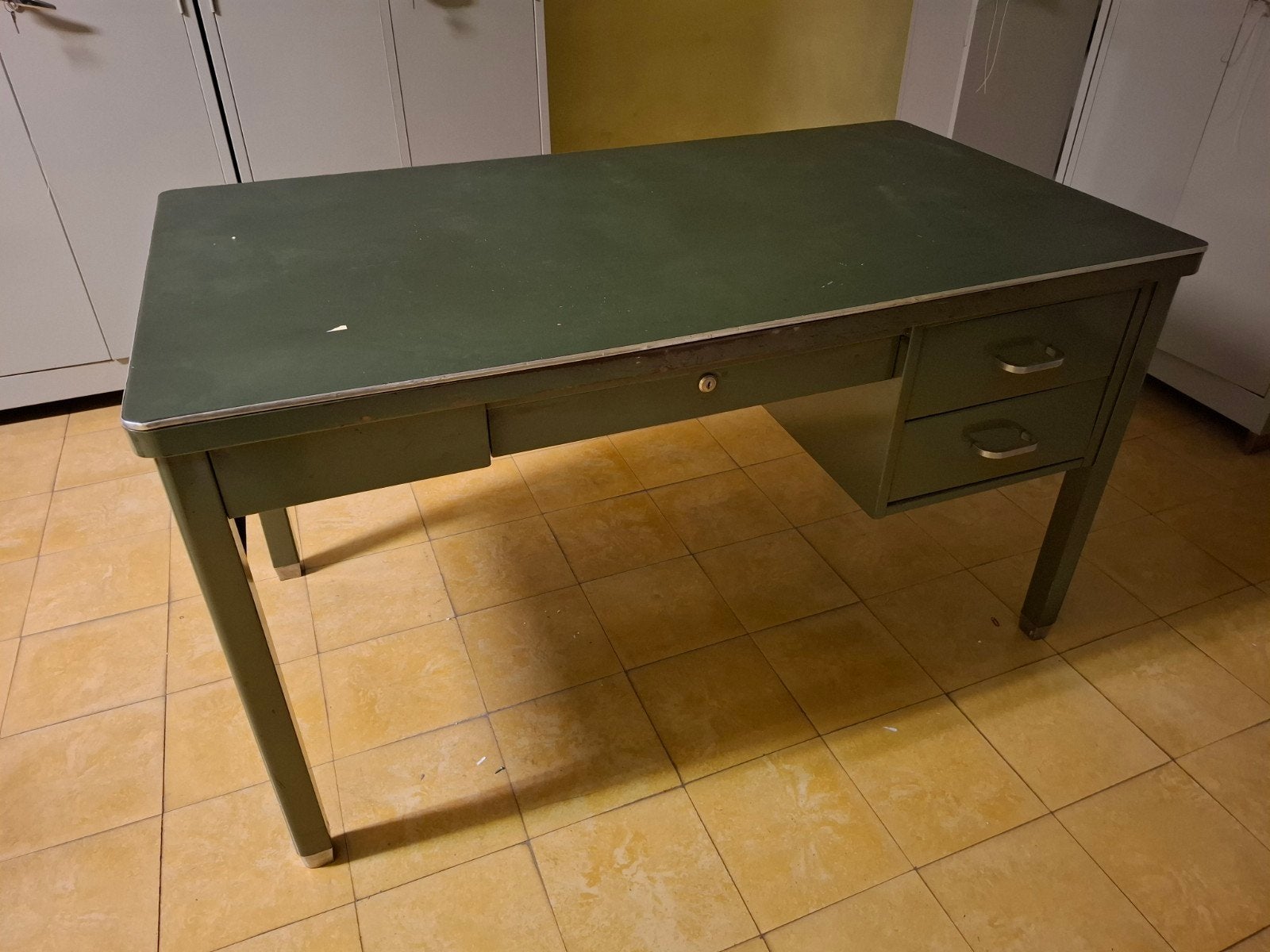 Bureau métallique industriel vintage – 140 x 80 cm, Antiquités & Art, Enlèvement
