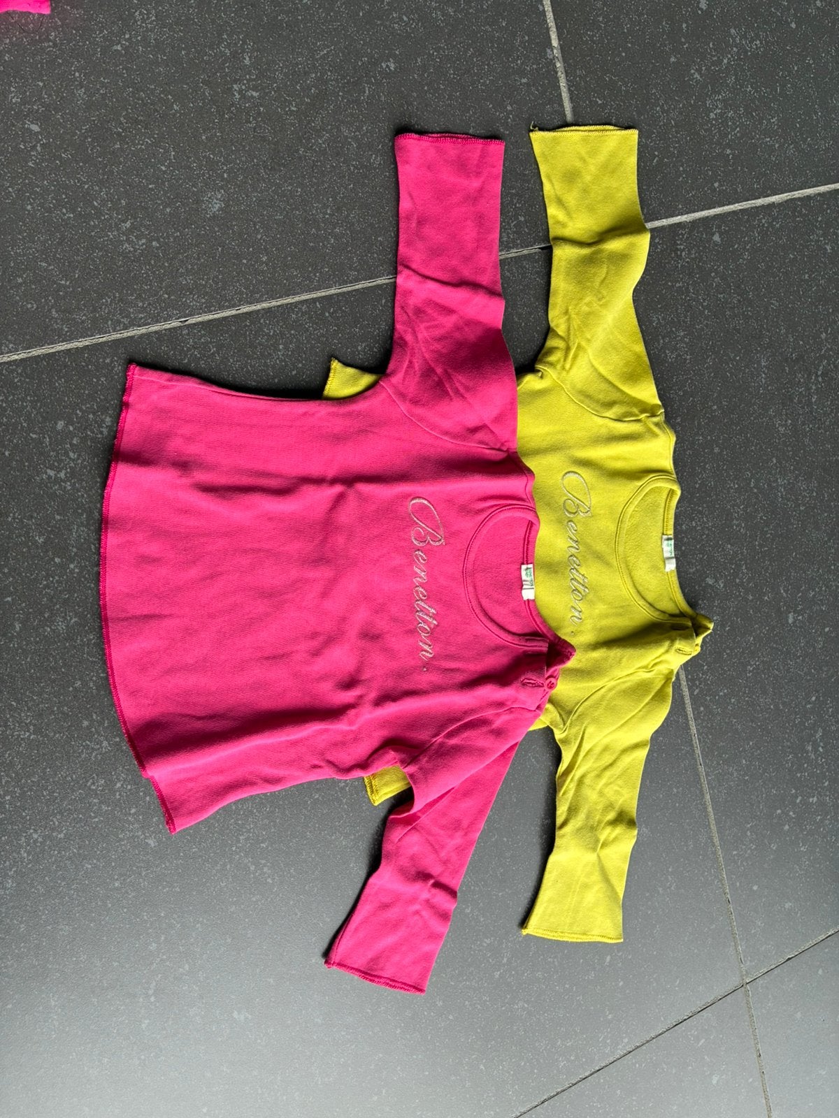 2x t-shirt, Kinderen en Baby's, Ophalen, Zo goed als nieuw, Shirtje of Longsleeve
