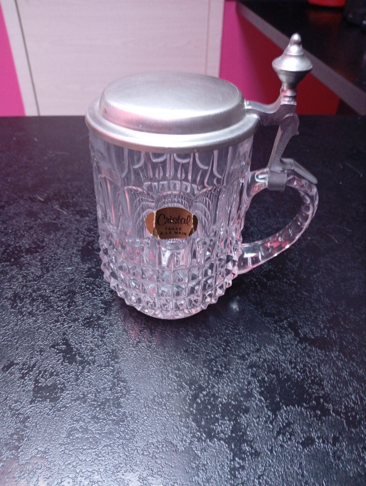 Ancienne chope en cristal taillé avec couvercle