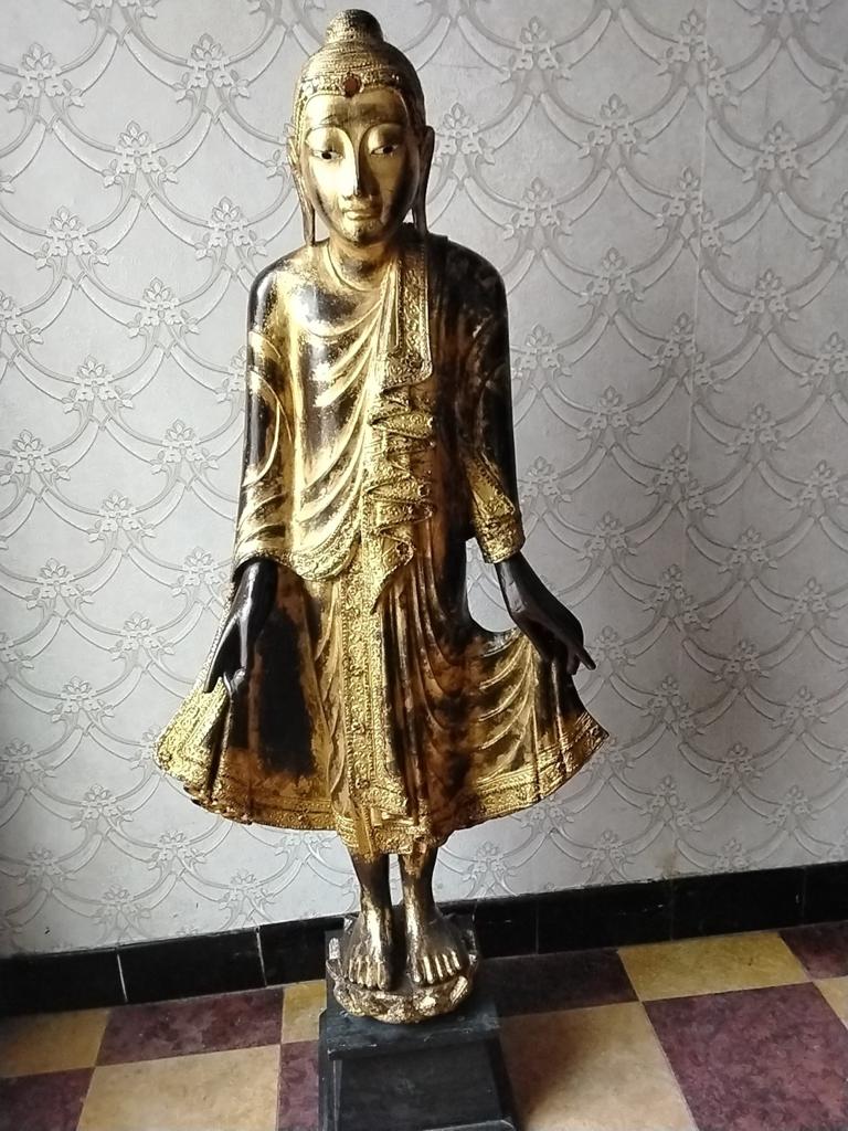 Een grote Thaise ingelegd en verguld gelakt houten 102 cm h, Ophalen, Gebruikt
