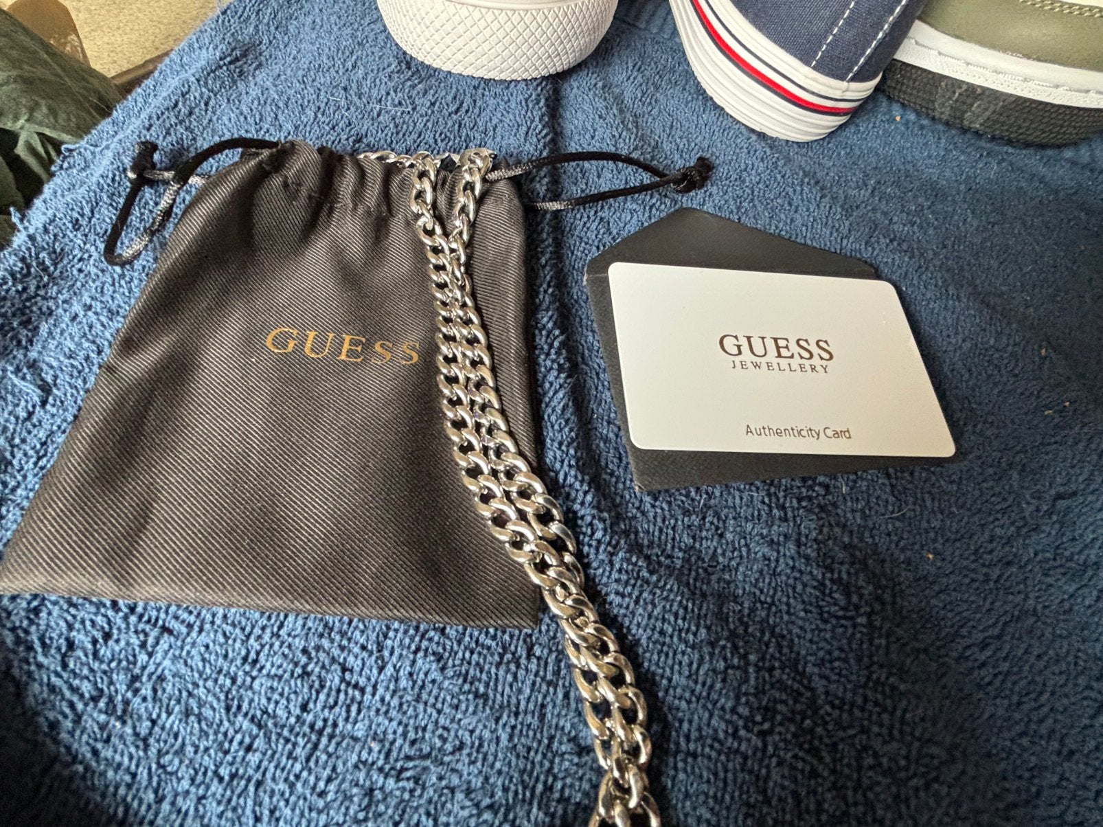 Chaîne guess, Enlèvement, Comme neuf