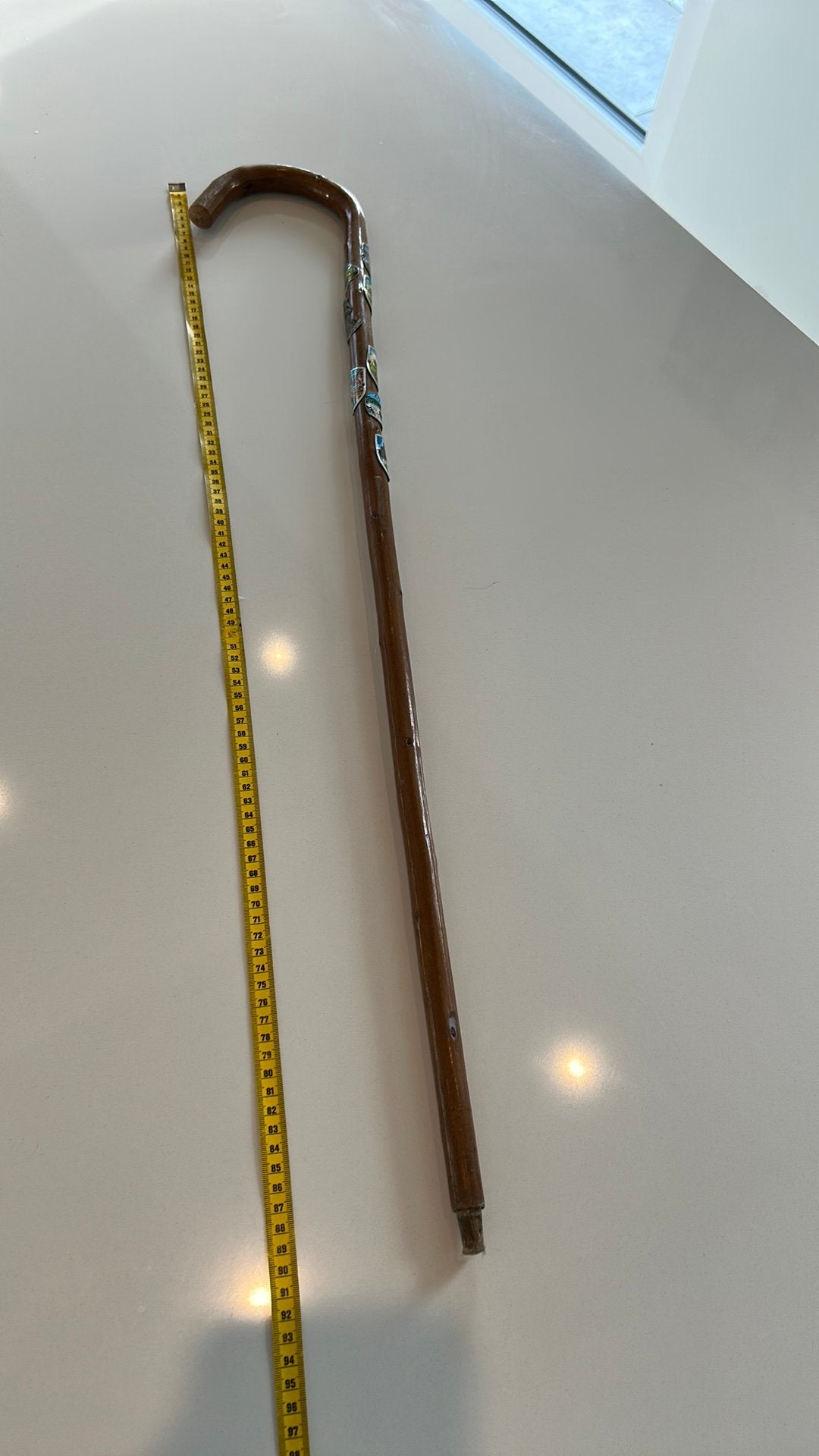 Vintage Oostenrijkse wandelstok met wandelplaatjes, Ophalen, Zo goed als nieuw