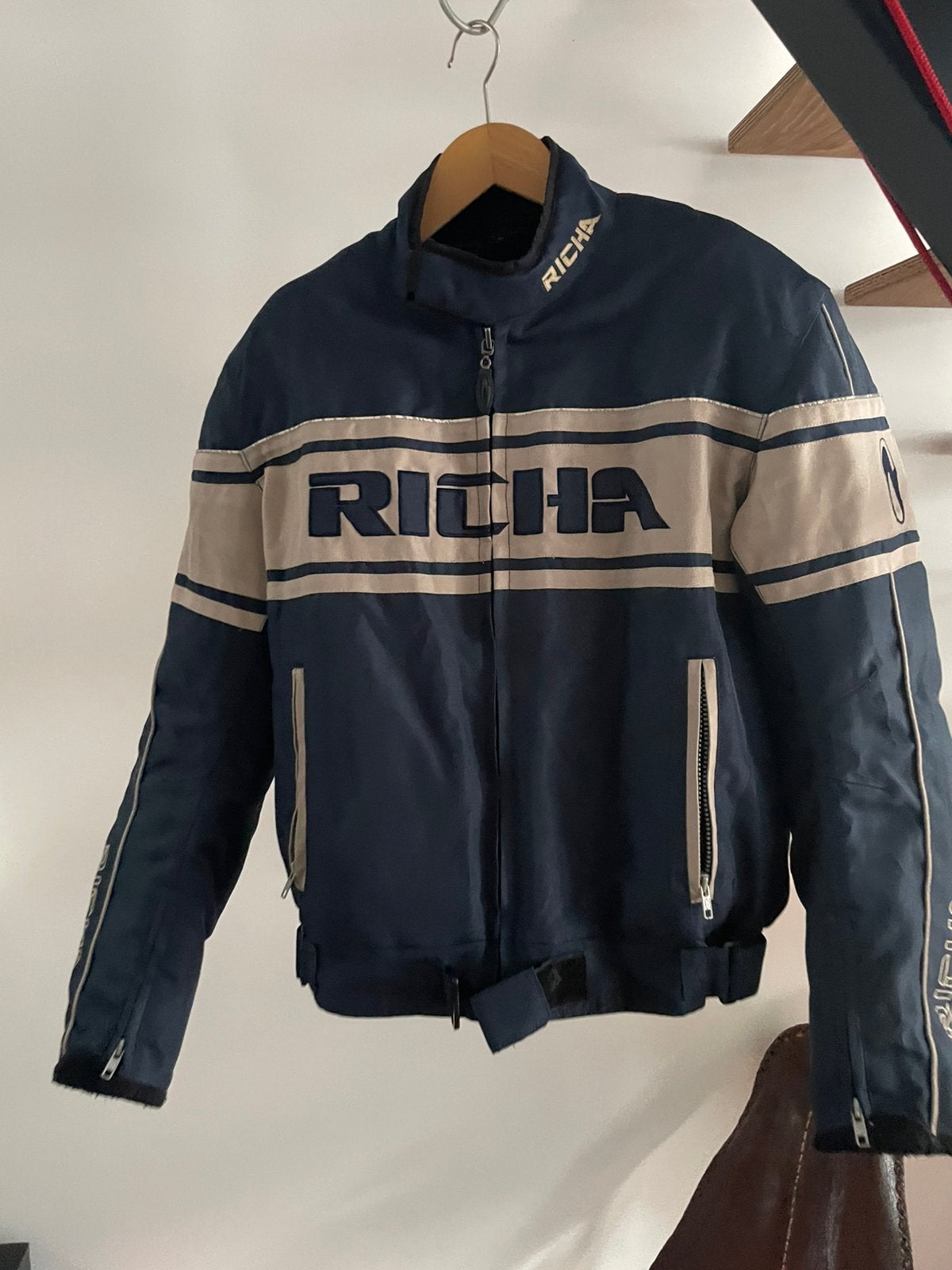 Richa motorjas, Ophalen