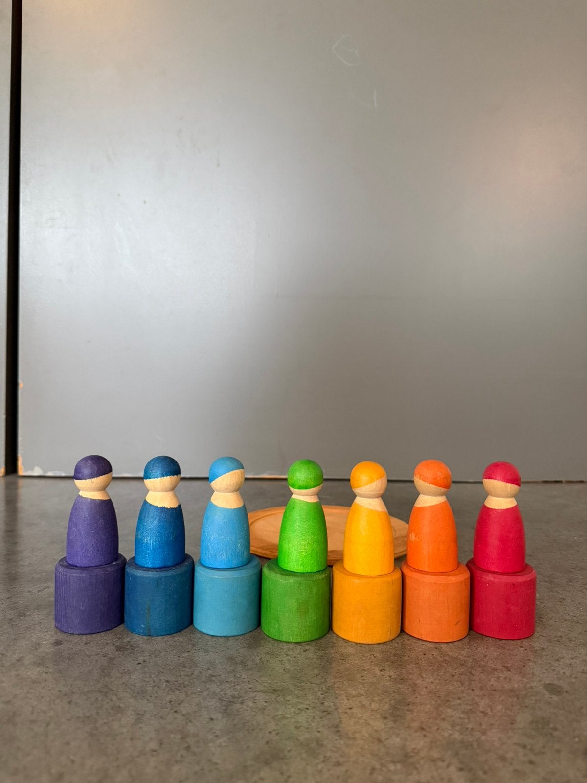 Grimm’s vriendjes in cups met houten bord – regenboog, Ophalen of Verzenden, Gebruikt