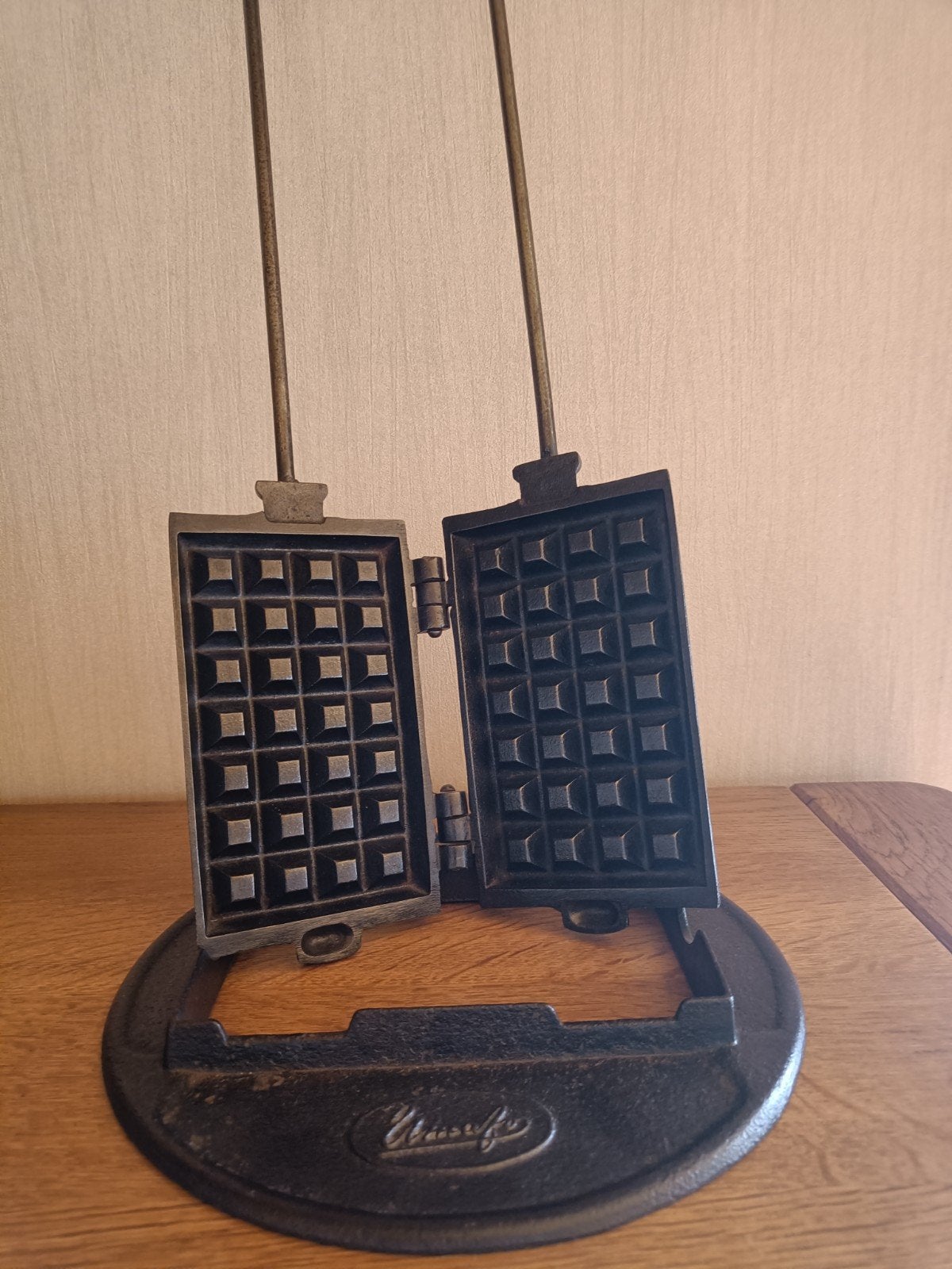 Gietijzeren wafelijzer, Ophalen