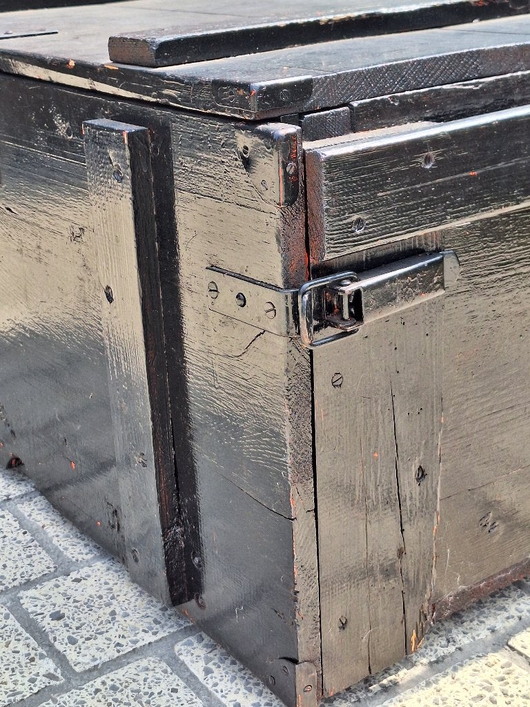 Vintage zwarte houten militaire kist - industriële stijl, Huis en Inrichting, Woonaccessoires | Kisten, Ophalen, Gebruikt