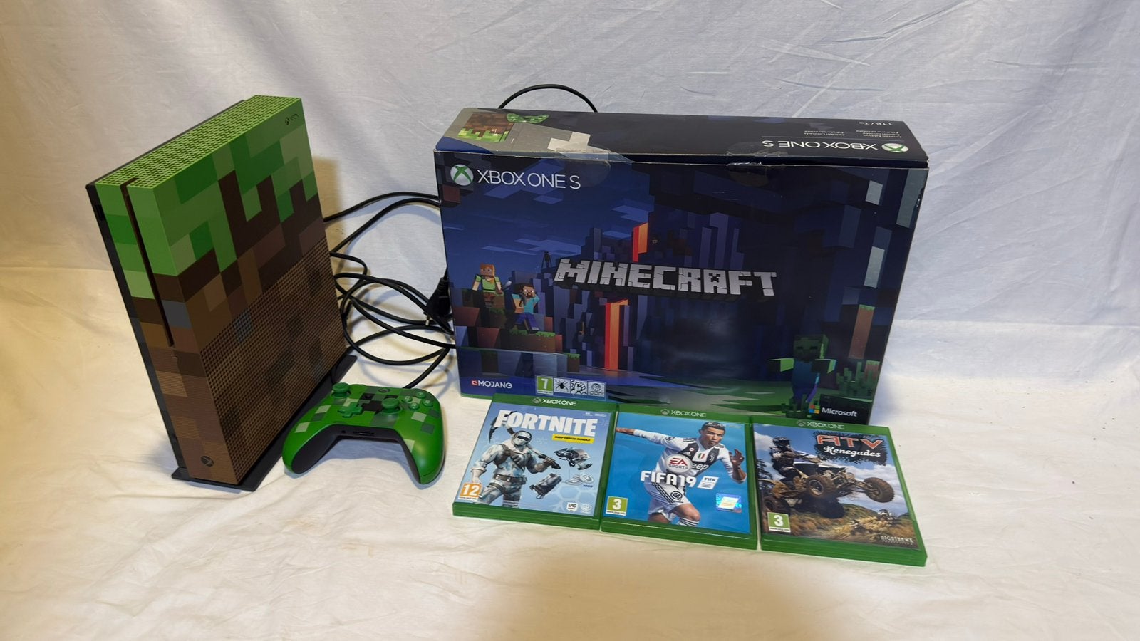Xbox One S Minecraft Limited Edition Bundle 1TB Met 3 Games!, Games en Spelcomputers, Spelcomputers | Xbox One, Met games, Xbox One S