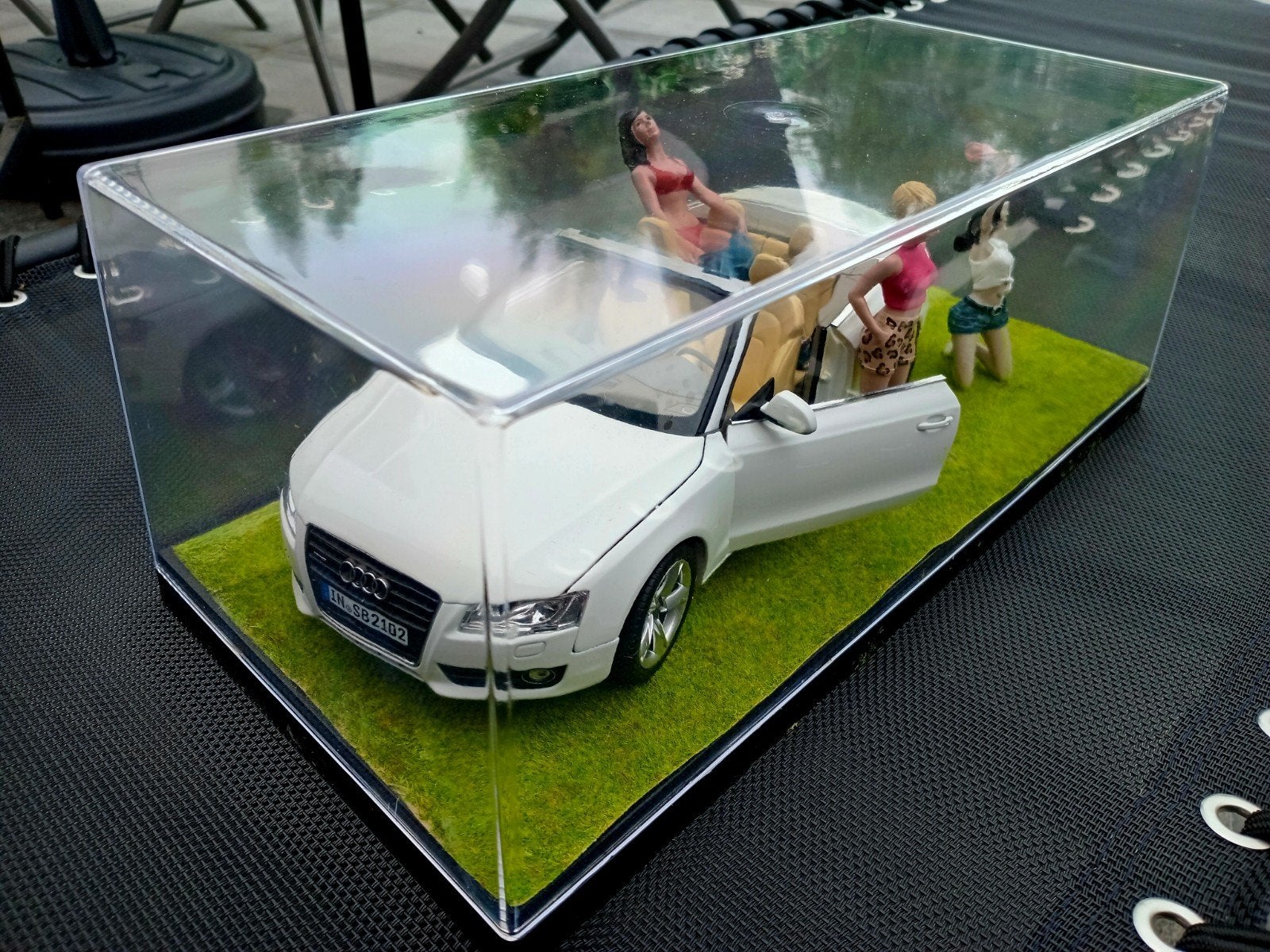 diorama 1/18 vitrine figurine Audi cabriolet 2009, Hobby en Vrije tijd