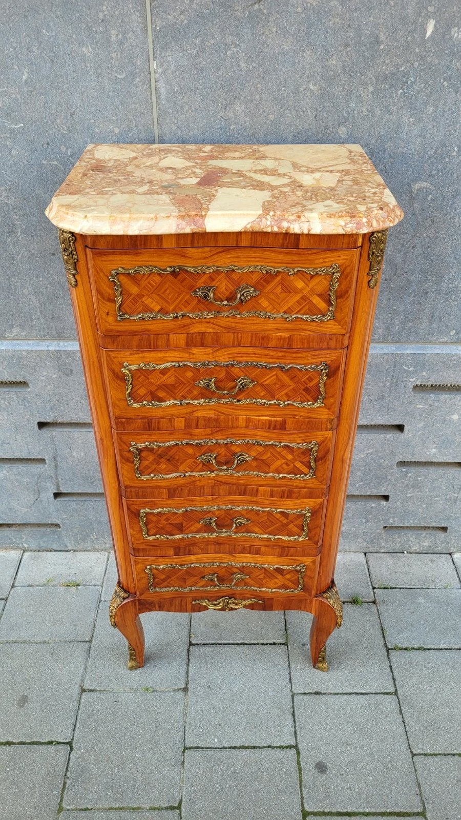 Commode en bois de style Louis XV avec marqueterie, Enlèvement