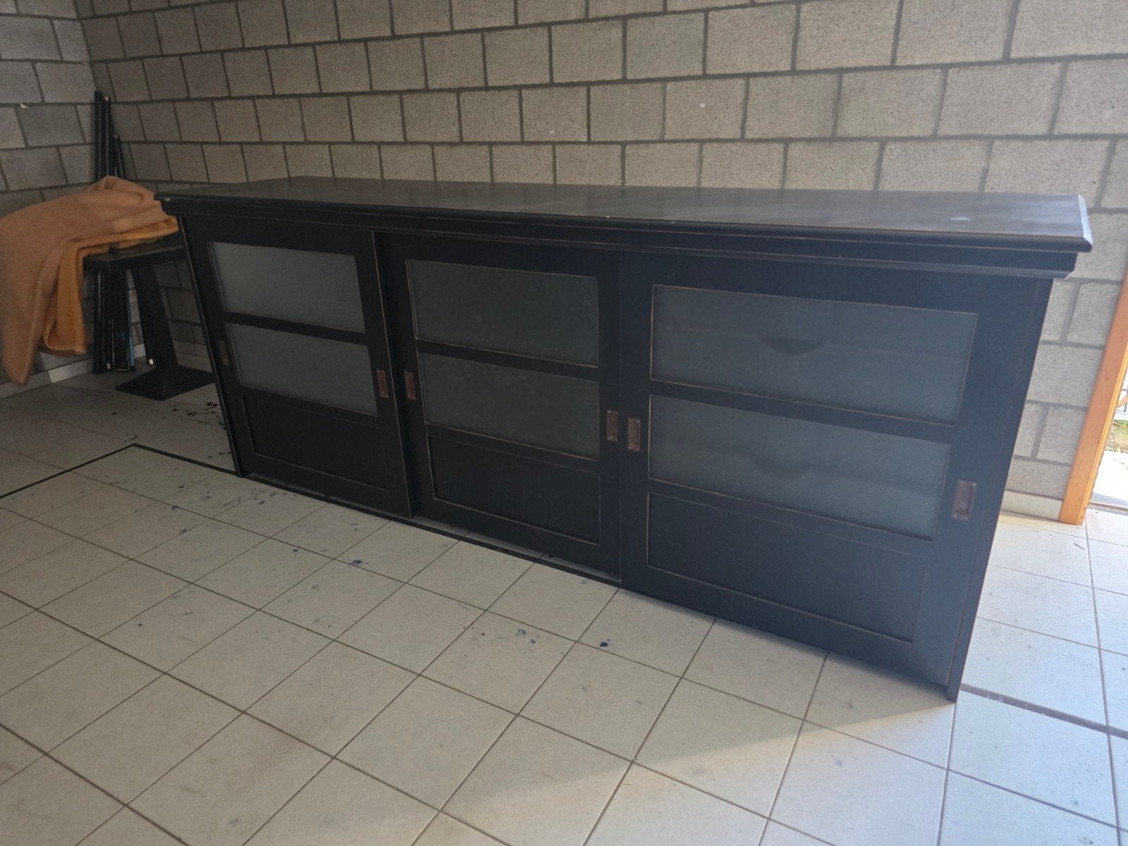 Mooie zwarte kast, Ophalen