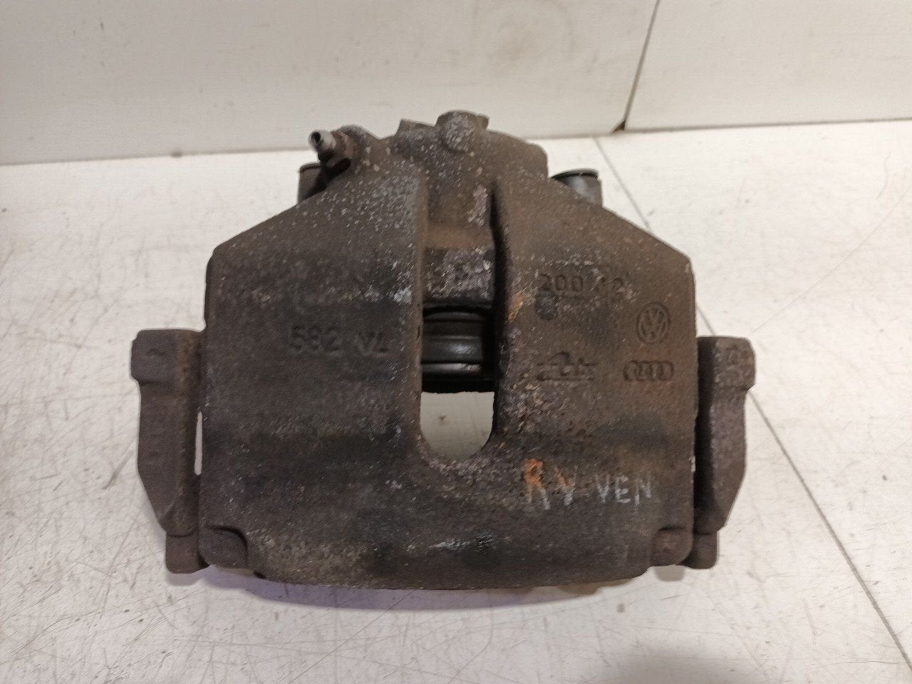 Remklauw rechts voor Skoda Superb, Onderdelen@venauto.nl, Van der Ven Autorecycling B.V., Ettenseweg 76, 4706 PB Roosendaal, The Netherlands