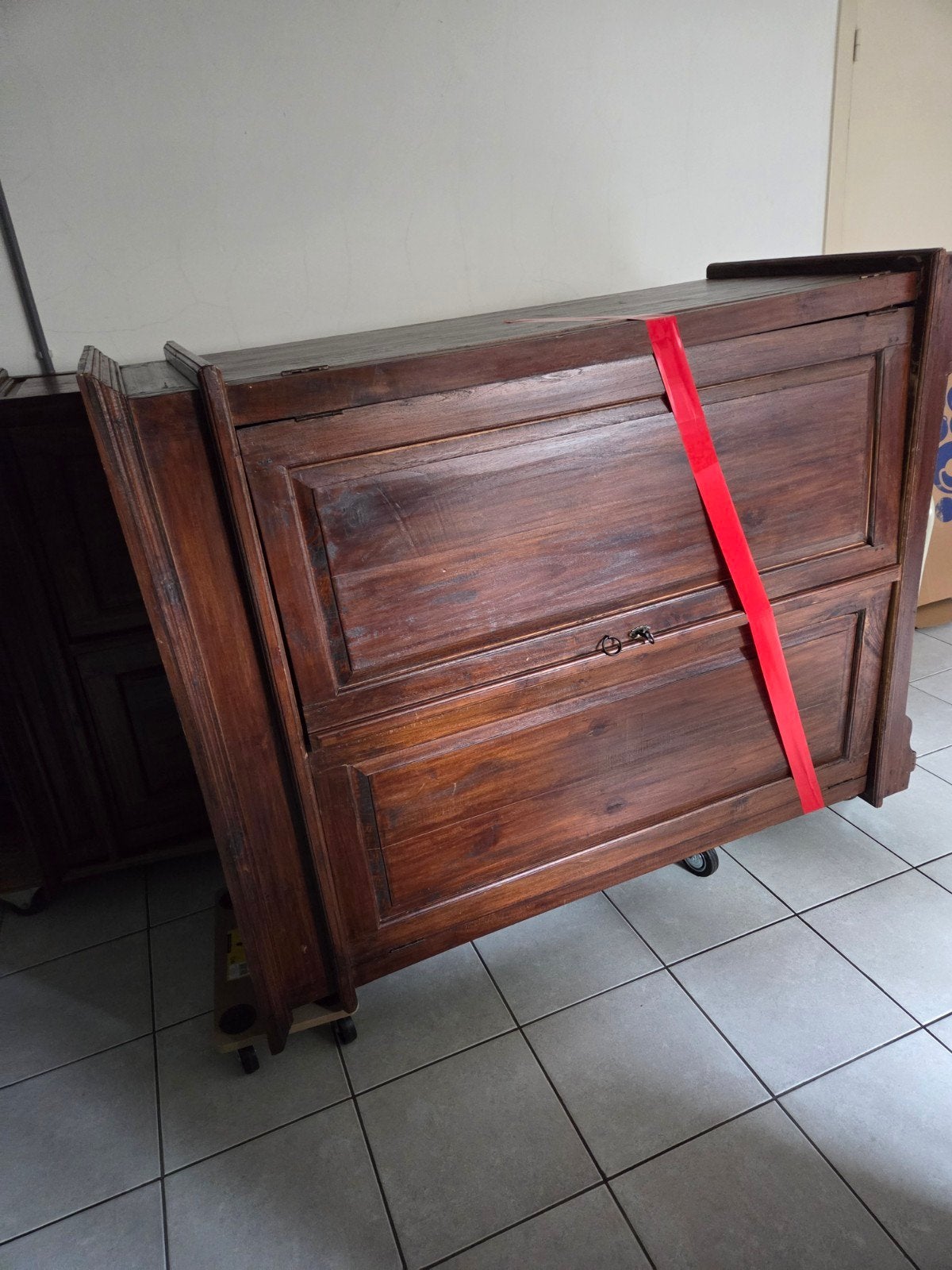 2 oude kasten, Ophalen