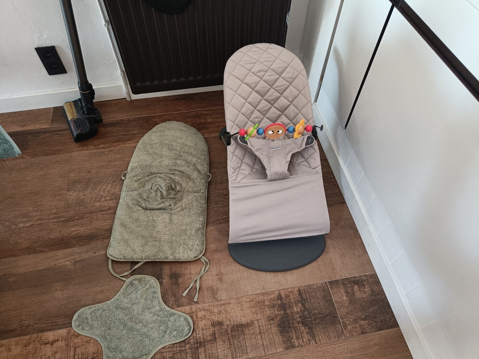 BabyBjörn wipper met speelboog en extra hoes van Timboo, Kinderen en Baby's, Wipstoeltjes, Verstelbaar, Wipstoel, Zo goed als nieuw