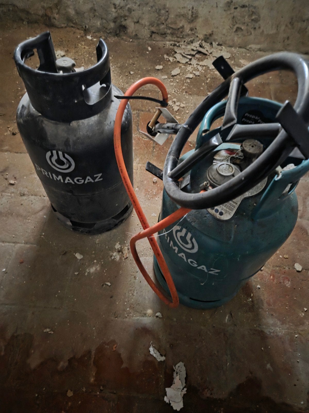 Twee gasflessen met een gasfornuis., Ophalen of Verzenden