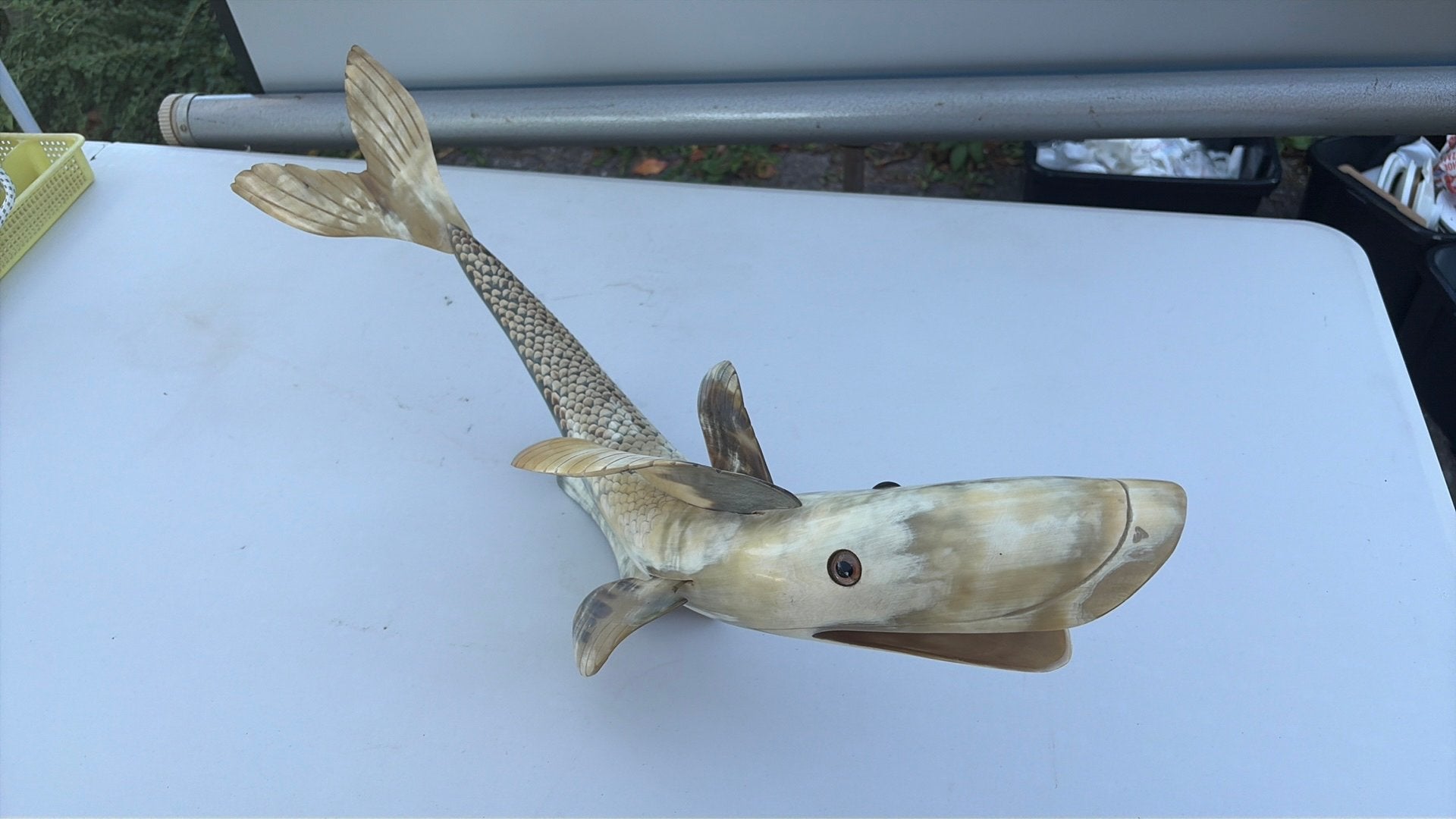 Sculptuur vis gemaakt in koehoorn, Ophalen