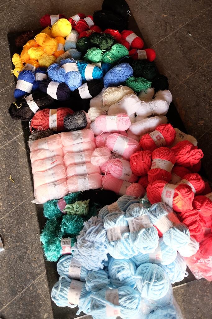Grand lot de laine synthétique, Enlèvement ou Envoi, Neuf, Tricot ou Crochet, Laine ou Fils