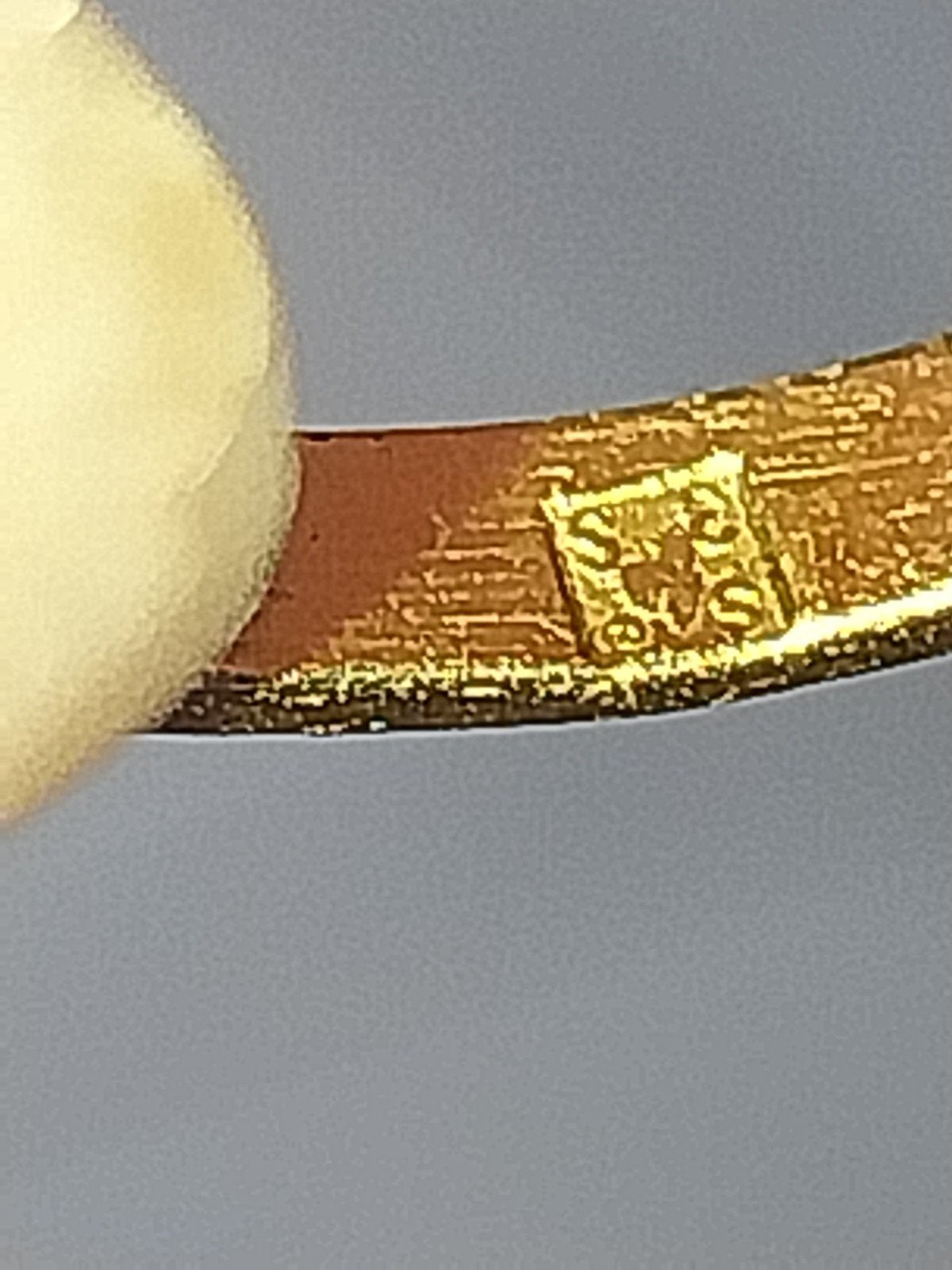 Vergulde ring met rode edelsteen en heldere steentjes – Merk, Enlèvement, Or, Or